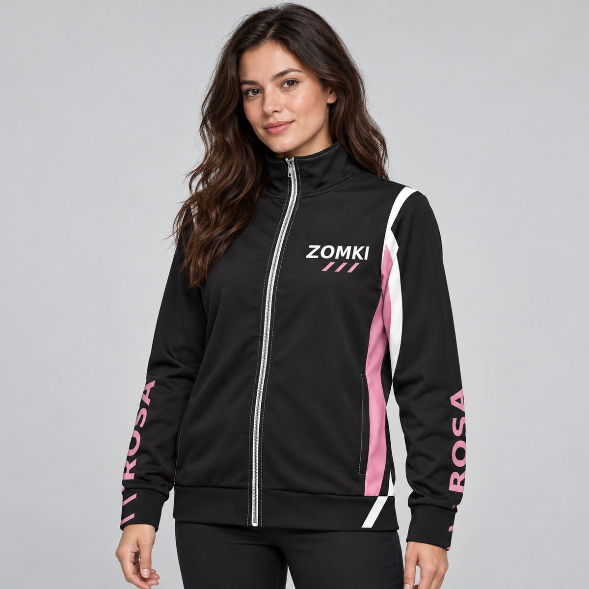 Modelo con Chaqueta deportiva ZOMKI ROSA · Curve Run. Se vende únicamente esta prenda. Visualización creada con IA; vistas oficiales en galería.