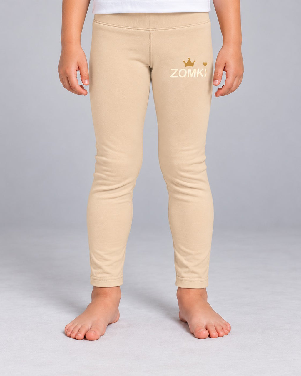 Modelo con Leggings infantiles ZOMKI Corona · Beige. Se venden únicamente los leggings. Encuadre individual de la prenda. Imagen generada con IA.