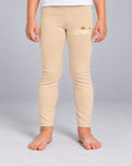 Modelo con Leggings infantiles ZOMKI Corona · Beige. Se venden únicamente los leggings. Encuadre individual de la prenda. Imagen generada con IA.