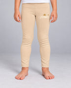 Modelo con Leggings infantiles ZOMKI Corona · Beige. Se venden únicamente los leggings. Encuadre individual de la prenda. Imagen generada con IA.