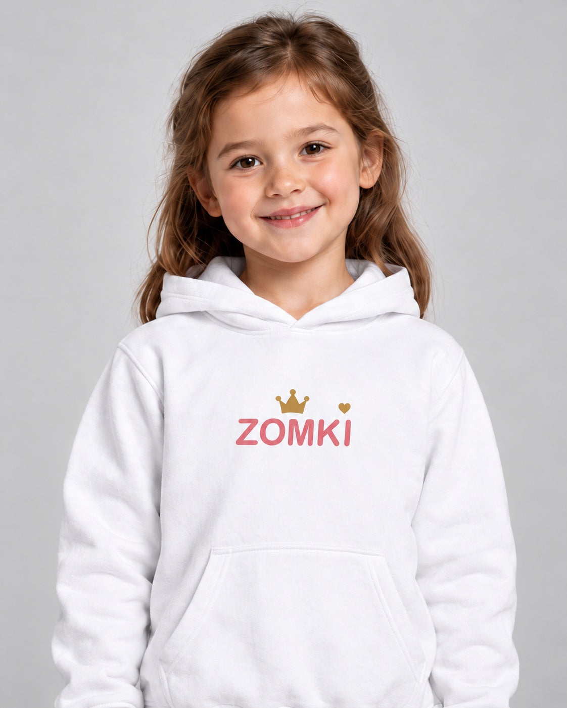 Modelo con Sudadera infantil ZOMKI Corona · Blanca y rosa. Se vende únicamente la sudadera. Encuadre individual. Imagen generada con IA.