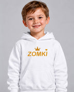Modelo con Sudadera infantil ZOMKI Corona · Blanca y mostaza. Se vende únicamente la sudadera. Encuadre individual de la prenda. Imagen generada con IA.