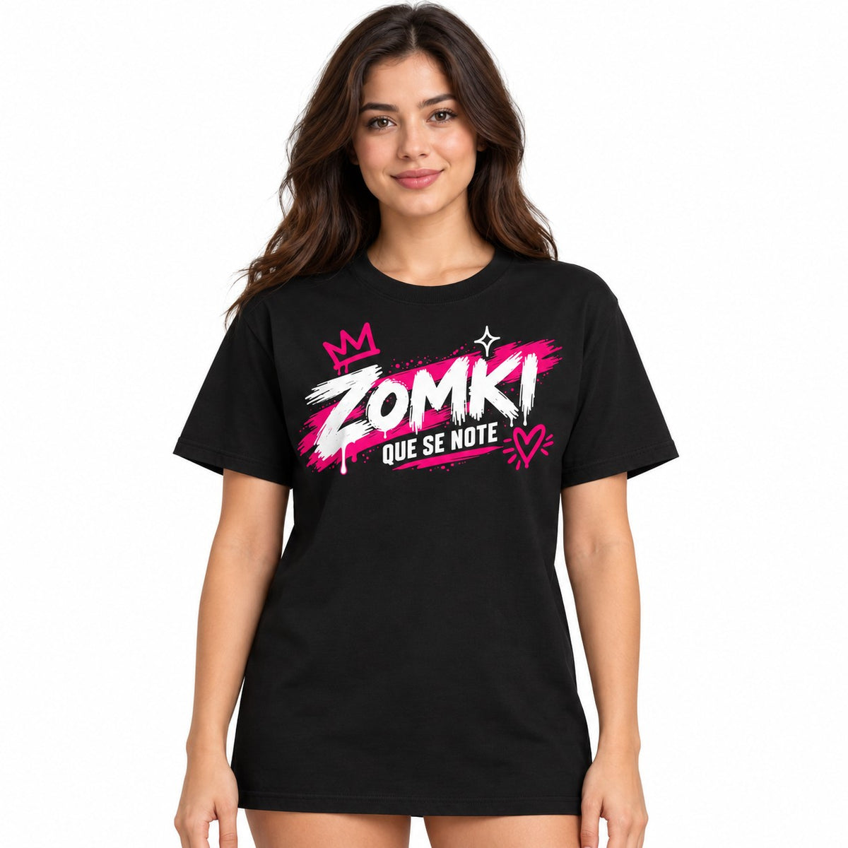 Camiseta ZOMKI Que se note · Negra en modelo adulto; se vende solo la camiseta. Imagen generada con IA.