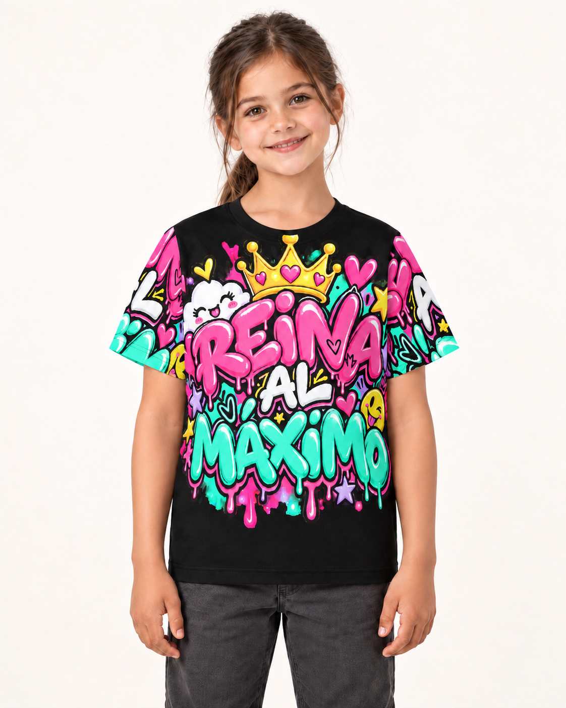 Camiseta juvenil ZOMKI Reina al máximo sobre nueva modelo infantil generada con IA