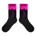 Calcetines ZOMKI Road Running Neon: caña rosa y negra con skyline, pulso y carretera; pie negro. Maqueta oficial de Printful.
