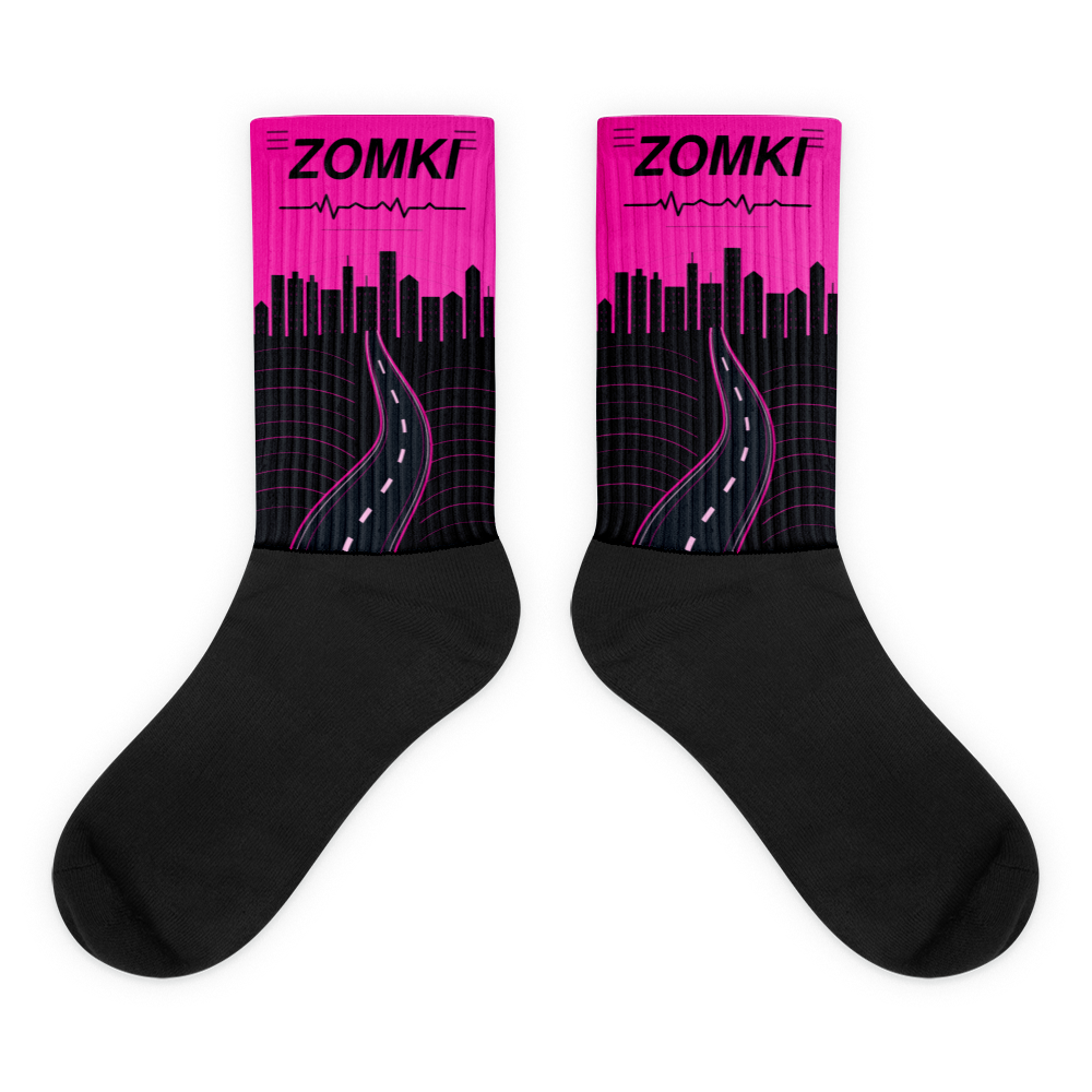 Calcetines ZOMKI Road Running Neon: caña rosa y negra con skyline, pulso y carretera; pie negro. Maqueta oficial de Printful.
