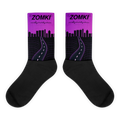 Calcetines ZOMKI Road Running Pace, caña morada y rosa con skyline y carretera, pie negro