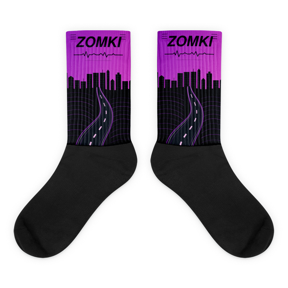 Calcetines ZOMKI Road Running Pace, caña morada y rosa con skyline y carretera, pie negro