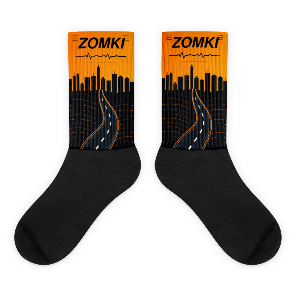 Calcetines ZOMKI Road Running Sunset: caña naranja con skyline y carretera, pie negro. Maqueta oficial de Printful.