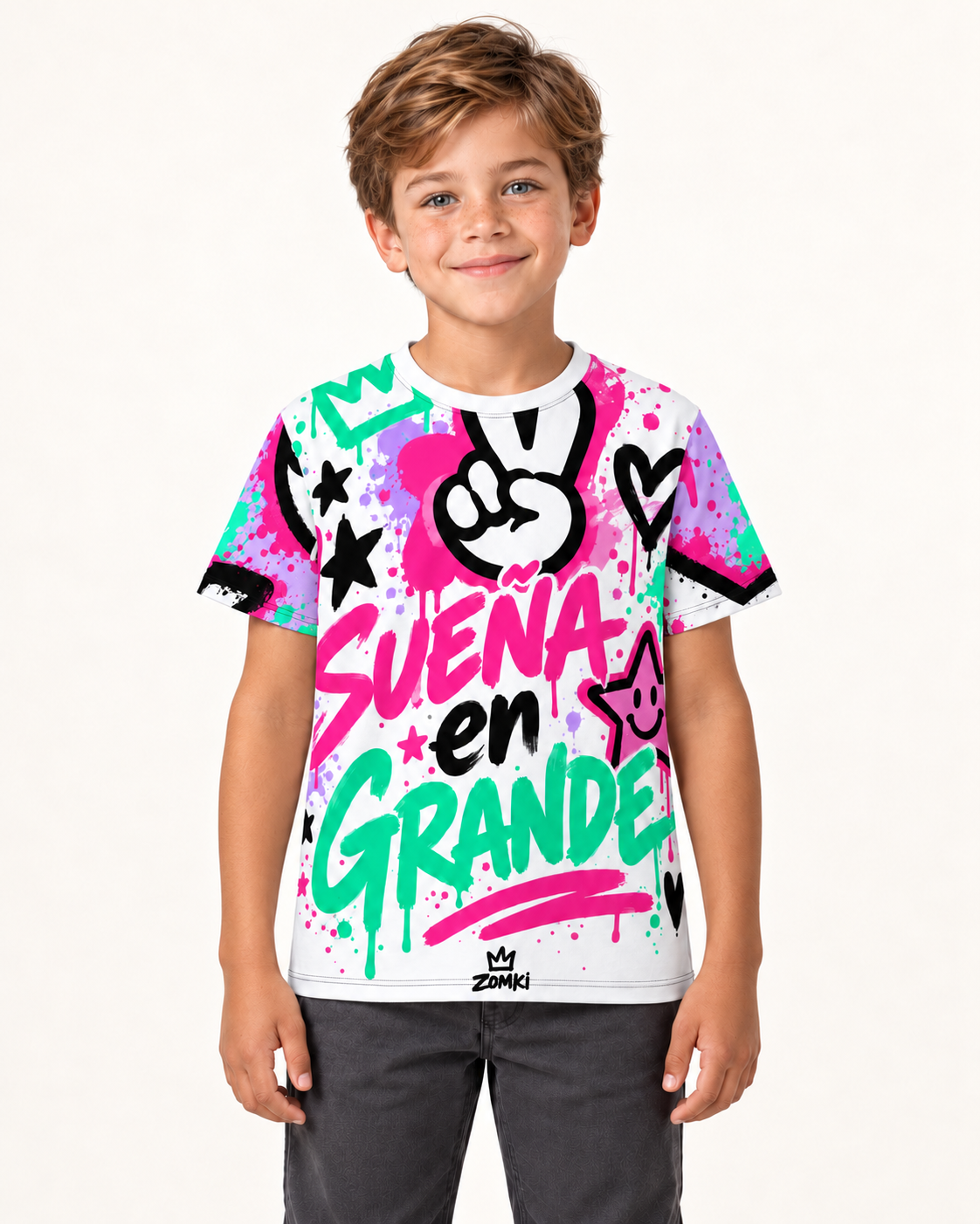 Camiseta juvenil ZOMKI Summer Squad sobre nuevo modelo infantil generado con IA, vista frontal.