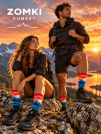 Fotografía publicitaria ilustrativa generada con IA: pareja de modelos con calcetines ZOMKI Mountain Sunset al atardecer