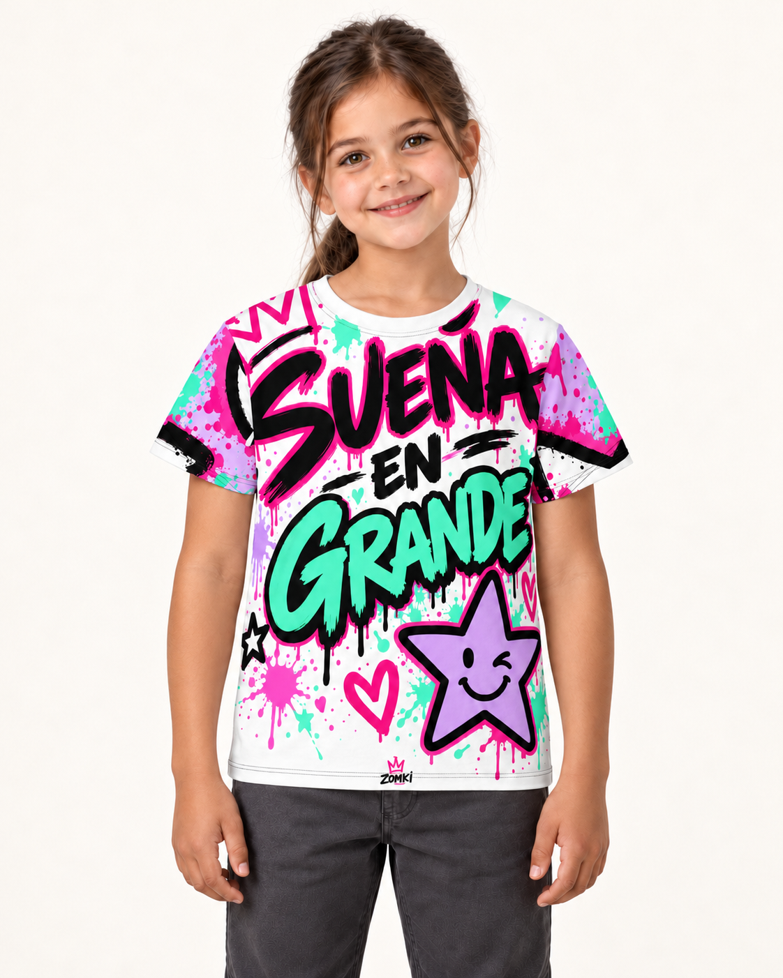 Camiseta juvenil ZOMKI Sweet Star Club sobre nueva modelo infantil generada con IA, vista frontal.