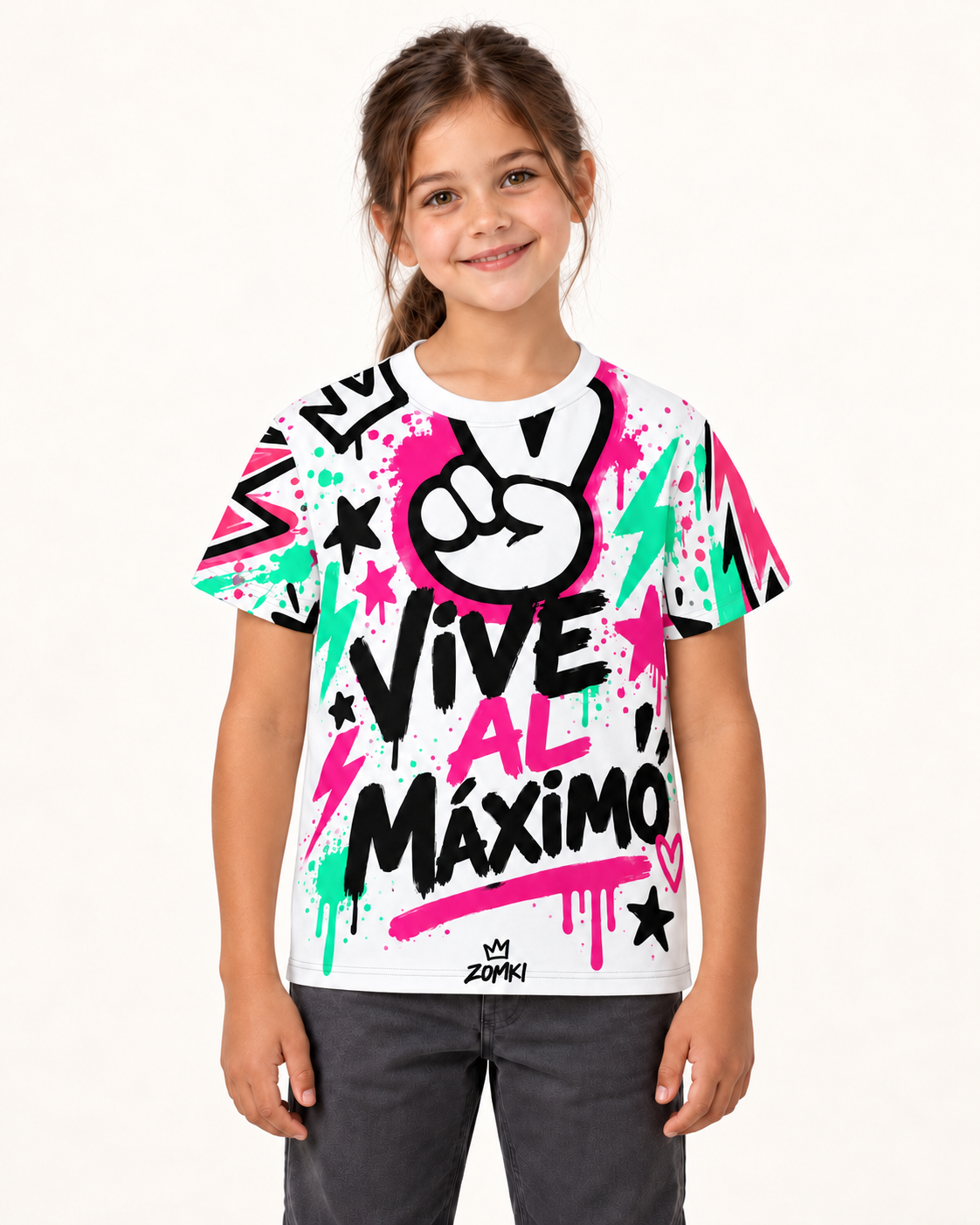 Camiseta juvenil ZOMKI Vive al máximo blanca sobre nueva modelo infantil generada con IA, vista frontal.