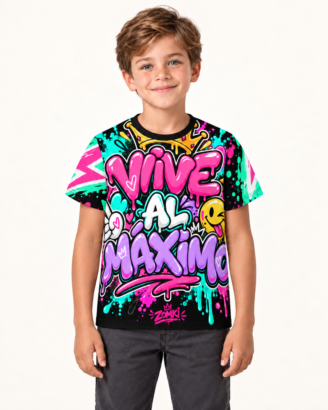 Camiseta juvenil ZOMKI Vive al máximo negra sobre nuevo modelo infantil generado con IA, vista frontal.